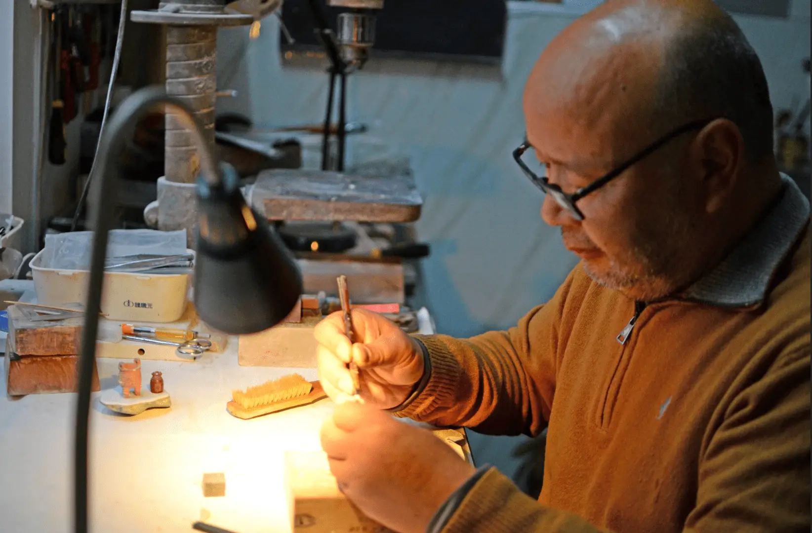 Changwei-Lou-carving-micro-sculpture-in-his-studio